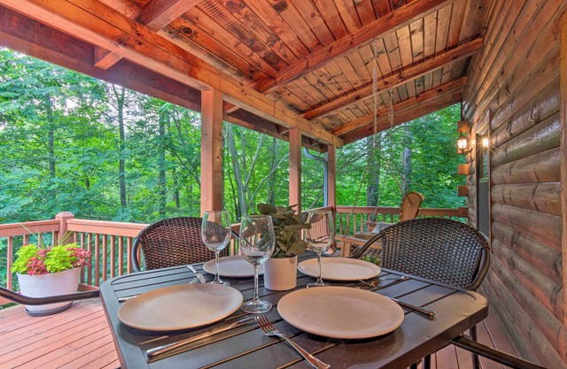 7 Mi to Ski Slopes: Mars Hill Cabin w/ Hot Tub!