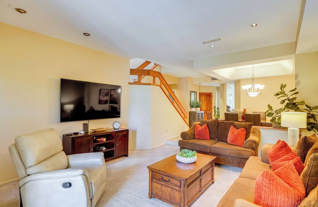 7 Mi to TPC Scottsdale: Condo w/ Water Views!