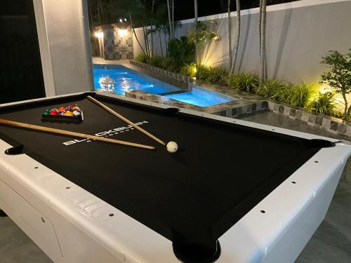 7 Minutes from Centre Orchid villa With Jacuzzi and Pool Table