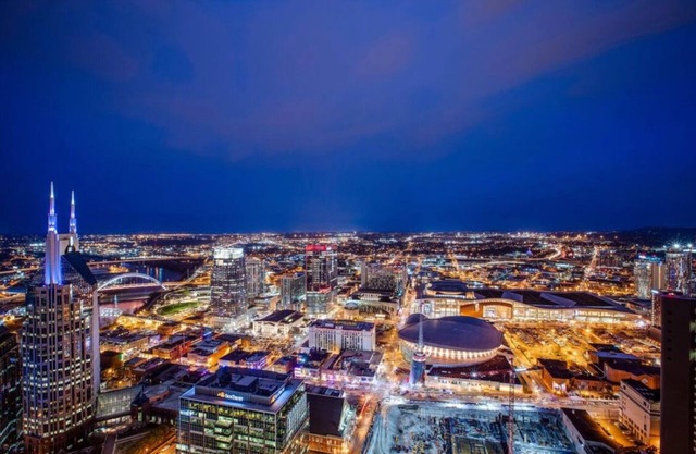 7 minutes to Broadway! Free Parking! Sleeps 6!