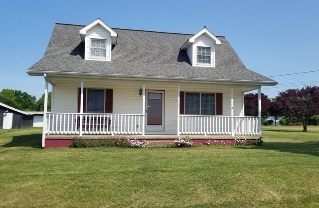 7 minutes to Conley Bottom Boat and Camping at Lake Cumberland.Family size home