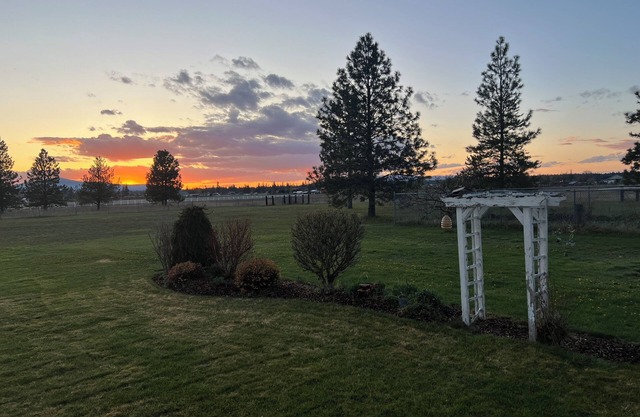 7 minutes to Silverwood 3-bedroom cottage AC, WiFi, Hot Tub, Pool Table