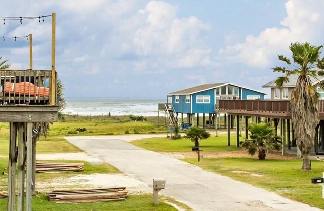 7 Palms Beach House Gated w/Grill Steps to Beach