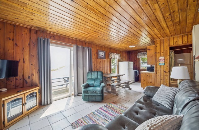 Cozy cabin on the beach of Lake Huron!
