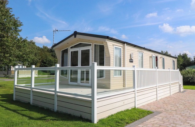7 THE OAKS, pet friendly, character holiday cottage in Hellifield