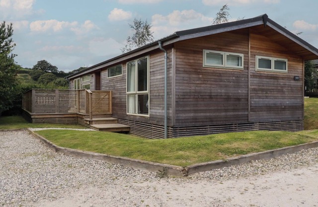 7 VALLEY VIEW, pet friendly, character holiday cottage in Pelynt