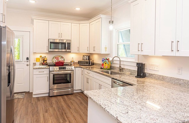 7010 discounted 2 pools close to beach