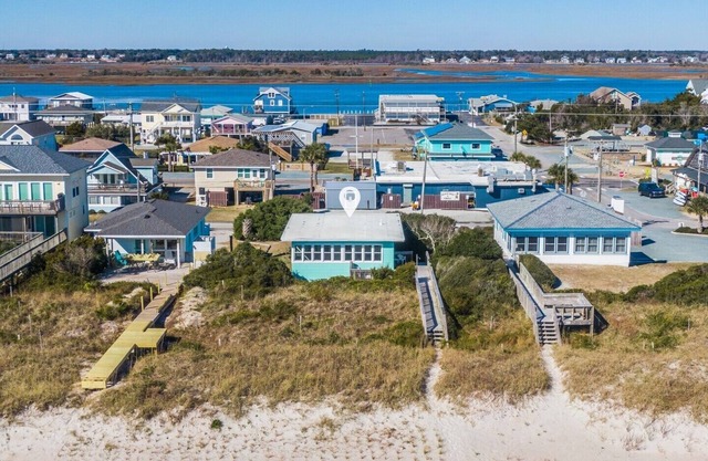 703 À LA MER 2 BR / 1 BA bord de mer à Topsail Beach, 4 couchages