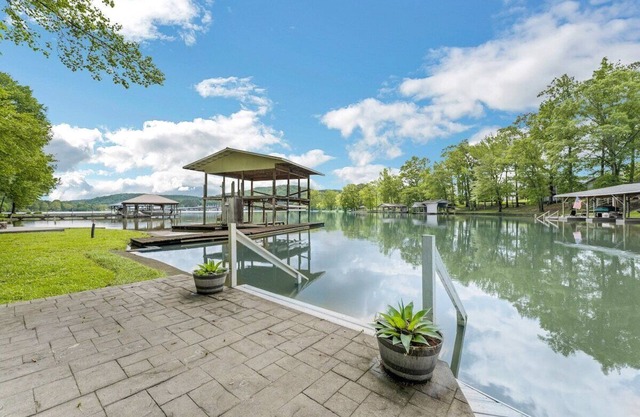 726 Halfmoon Shores Drive · 6BR lake front, boathouse, dock & early check-in!