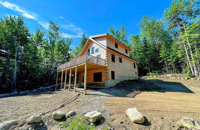 73R Brand new log home on quiet side street in Bethlehem, close to Main Street, AC, Dog Friendly!