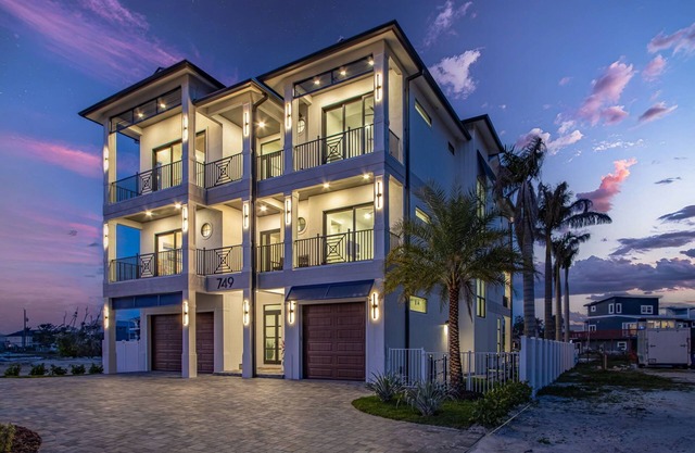749 New Luxury 7BR Oasis w/ Dock, Pool & Gulf Views – Sleeps 18