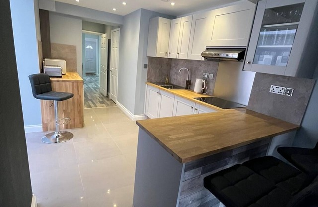 7bedroom House, 3bathroom, Kitchen, 2living Room, Dining Room Smoke Room, Garden
