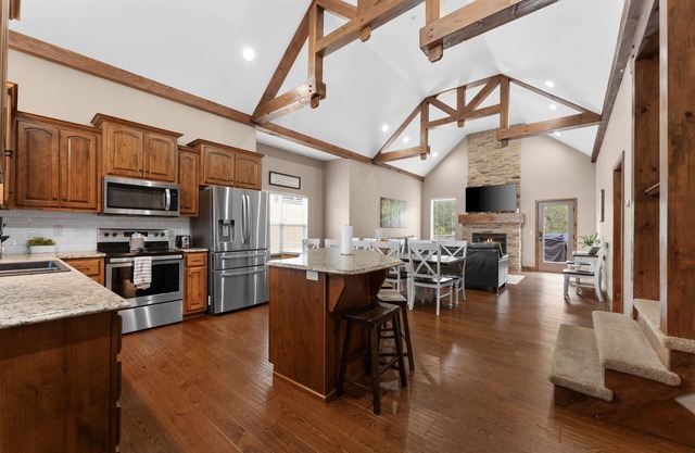 7BR/6BA, Hot Tub, Shuffleboard & Foosball, 2 Pools, Table Rock & Thunder Ridge