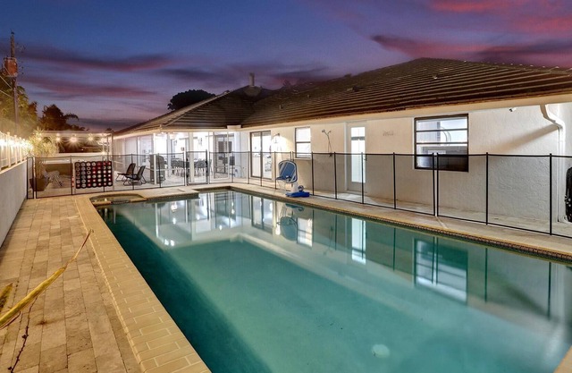 Stunning 6 Bedroom Heated Pool/Jacuzzi/Gameroom
