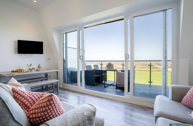 8 Beachview - apartment in Crantock sleeps 4 guests in 1 bedroom