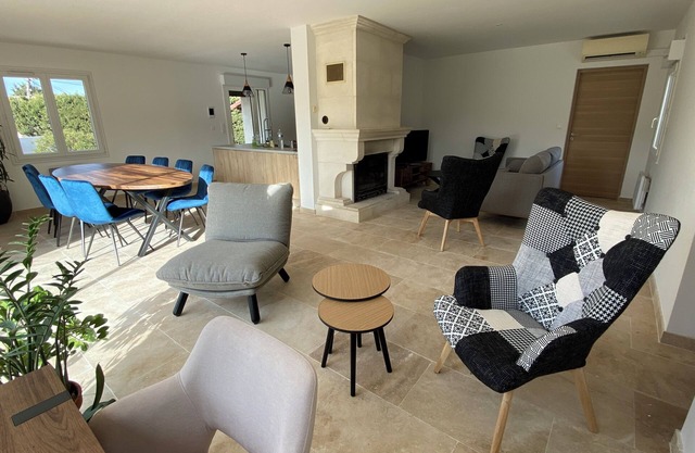 MAISON 8 COUCHAGES 4 CHAMBRES DANS LES ALPILLES 10 MIN D'ARLES 15 MIN SAINT REMY