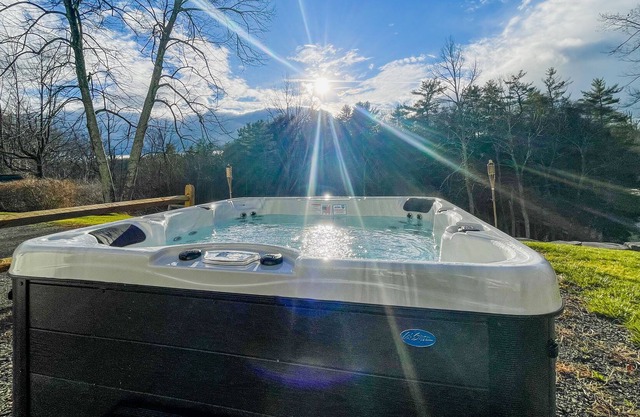 7 Bedroom- 1880 Farmhouse w/ Hot Tub on a stream, sleeps 22