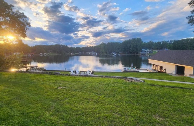 NOUVELLE LISTING- 7 BR, 4 BATH LAKE FRONT HOME AVEC BOATHOUSE