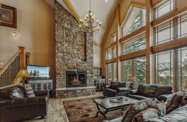 Vues sur la montagne, théâtre privé, bain à remous, navette gratuite: Mont Vista Château