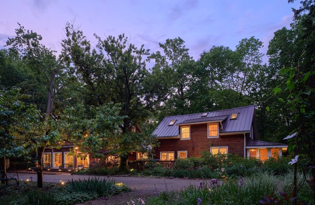 Superbe auberge sur 30 acres avec piscine, bois, rivière, sentiers, ferme, près de la plage!