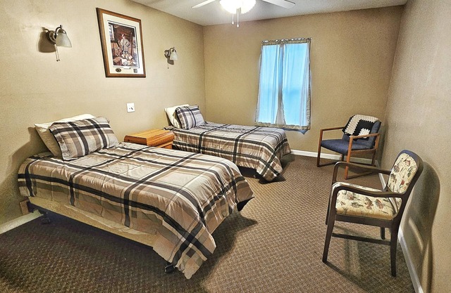SINGLE BEDROOM located in Hills and Hollers Hunting Lodge
