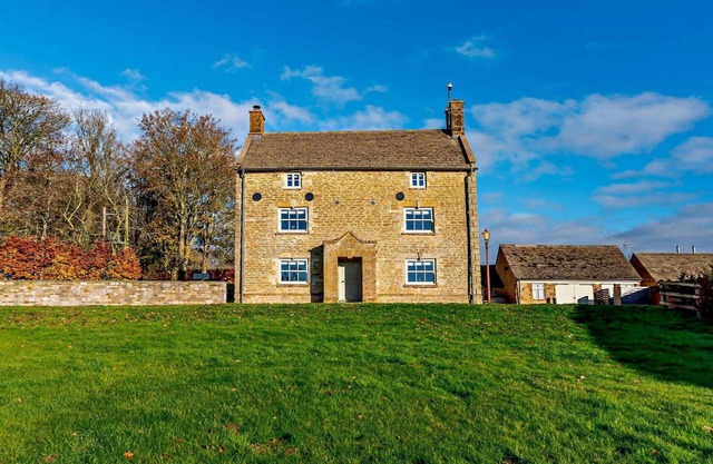 8 bedroom luxury holiday home in the Cotswolds with a hot tub - Stonewell Farmhouse