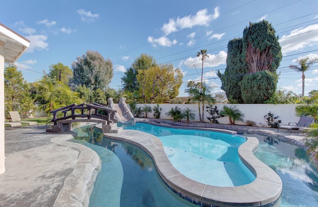 Piscine de 8 chambres, rivière paresseuse et toboggan aquatique près de Disneyland! OASIS PRIVÉE!