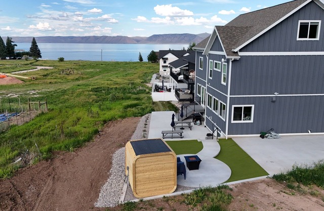 8 bedrooms, 2 Bunk Rooms, Hot Tub, Pool, and Walking Distance to Restaurants