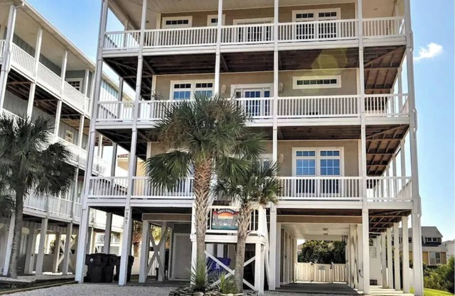 8 Bedrooms, 7 Baths, Sleeps 20, Linens, Private Heated Pool, Elevator, Golf Near