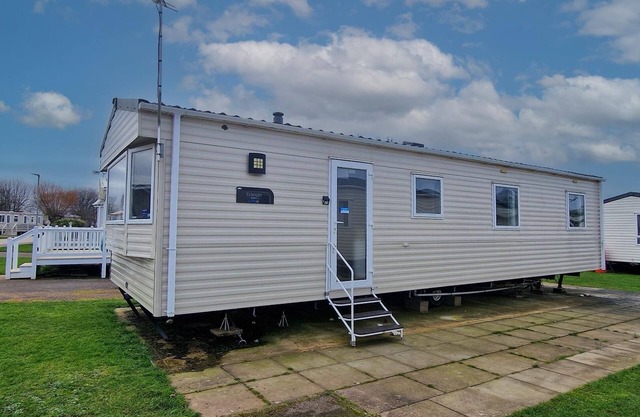 8 berth caravan for hire at Manor Park near to a great beach ref 23041C