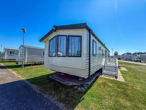 8 Berth Caravan With Decking At Caister Beach In Norfolk Ref 30016S