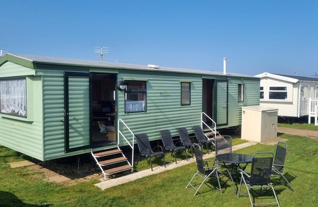 8 berth caravan with free WiFi at Heacham Holiday Park in Norfolk ref 21008E
