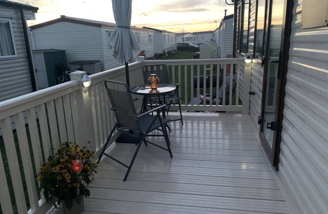 8 berth static caravan near the beach, clubhouse, swimming pool , local shop pub