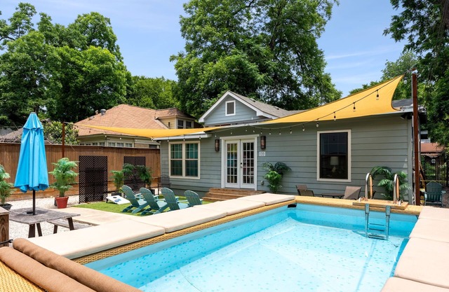 Downtown Austin Group Getaway- 6 BR & Pool