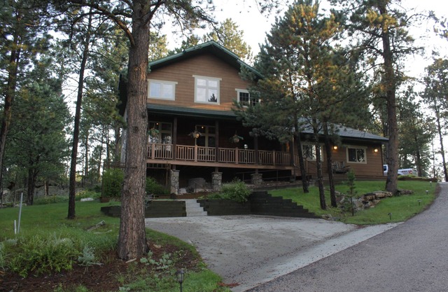 8 Brothers- Hot Tub, Waterfall & Pond, Table de cuisson, Custom Bar, Cheminée, Plus