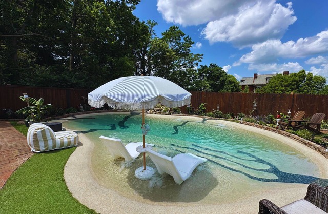 8 Cats Cincinnati Poolside Oasis Apartment-Walk to Zoo
