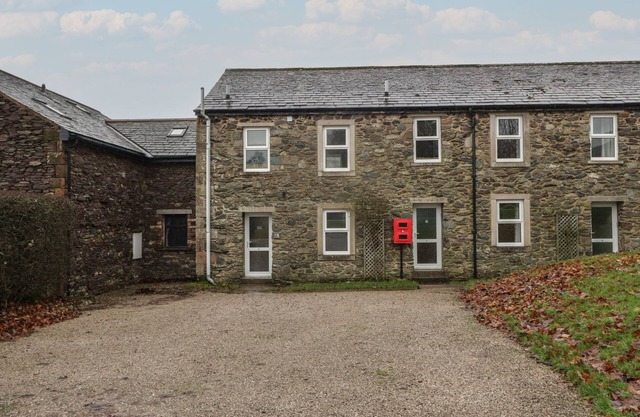 8 LITTLE MELL FELL, pet friendly, with a garden in Pooley Bridge