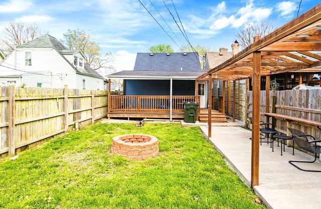8 Mi to Louisville: New Albany Home w/ Fire pit