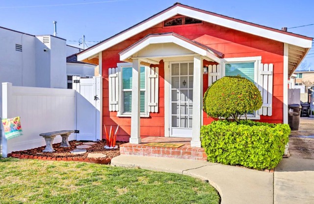 8 Mi to Aquarium Long Beach Bungalow with Patio!