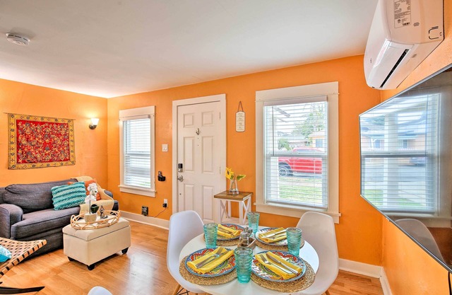 8 Mi to Aquarium: Long Beach Bungalow w/ Patio!