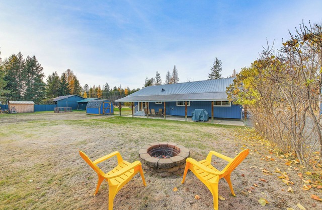 8 Mi to Bonners Ferry: Quiet Getaway w/ Patio