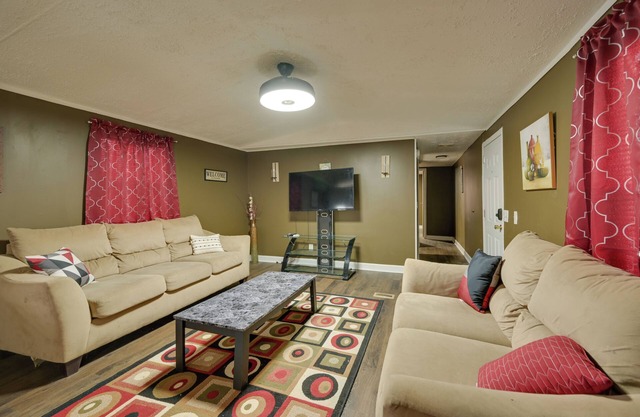 8 Mi to Dtwn Greenville: Bethel Home w/ Yard