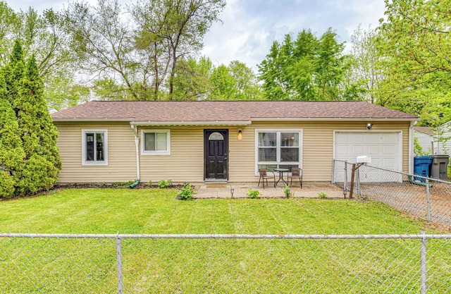 8 Mi to Dtwn Indianapolis: Family Home w/Yard!