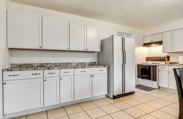 8 Mi to Dtwn Indianapolis: Family Home w/Yard!