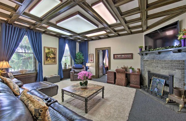 8 Mi to Hersheypark Luxe Manor in Annville