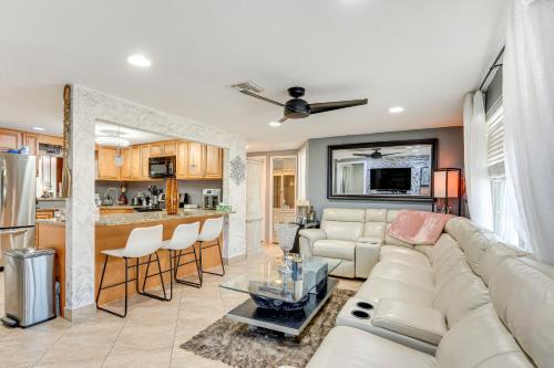 8 Mi to Sunset Beach Home with Large Patio and Pool!