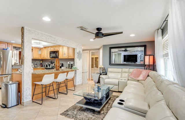 8 Mi to Sunset Beach: Home w/ Large Patio + Pool!
