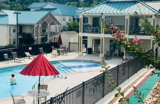 * Condo élégant * Au bord de la piscine * 2 chambres à coucher avec entrée indépendante * 2 rois * 2 fauteuils inclinables * canapé-lit * Sunporch
