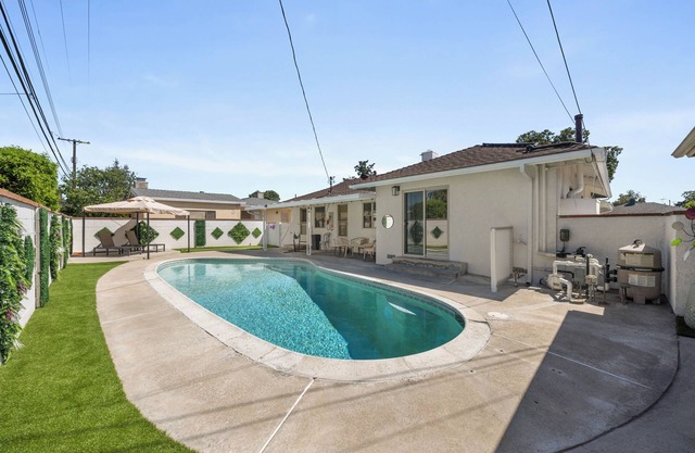 8 mins to Disney! Ranch home w/ POOL- King bed! Sleep 10