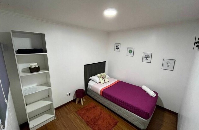 ¡8 minutes from the airport! Room with a shared bathroom at a traveler's house